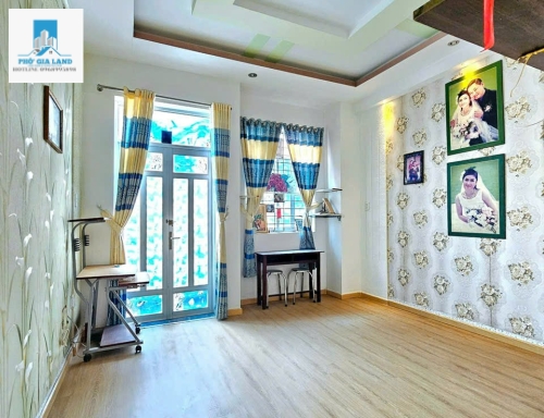 NHÀ BÈ : NHÀ 3 TẦNG - GÓC 2 MẶT TIỀN HẺM XE HƠI .