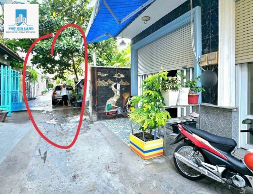 NHÀ BÈ : NHÀ 3 TẦNG - GÓC 2 MẶT TIỀN HẺM XE HƠI .