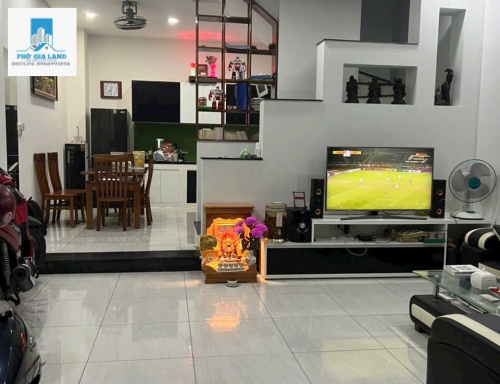 BÁN NHÀ 3 TẦNG HẺM XE HƠI , NGUYỄN THỊ THẬP , QUẬN 7 .