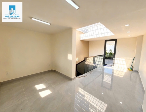 BÁN NHÀ MỚI CAO CẤP , HẺM 6M - P. PHÚ THUẬN - QUẬN 7 . 