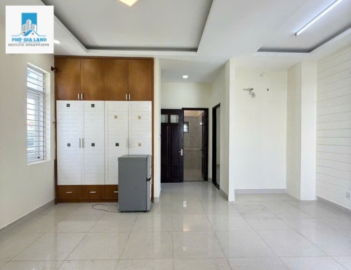 VILLA MINI CĂN GÓC - SÂN VƯỜN RIÊNG - GẦN KHU HIMLAM , QUẬN 7 . 