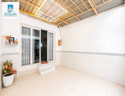 NHÀ HẺM SỔ HỒNG RIÊNG HUỲNH TẤN PHÁT - QUẬN 7 . 