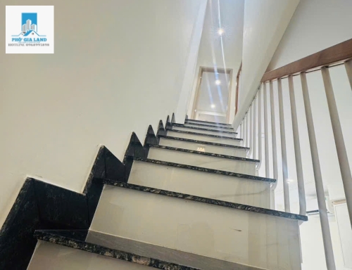 NHÀ MẶT TIỀN CHỢ - HẺM 861 TRẦN XUÂN SOẠN - QUẬN 7 . 