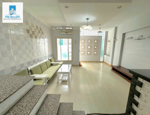 NHÀ TO ĐẸP KHU DÂN CƯ LACASA - XE HƠI ĐẬU TRONG NHÀ . 