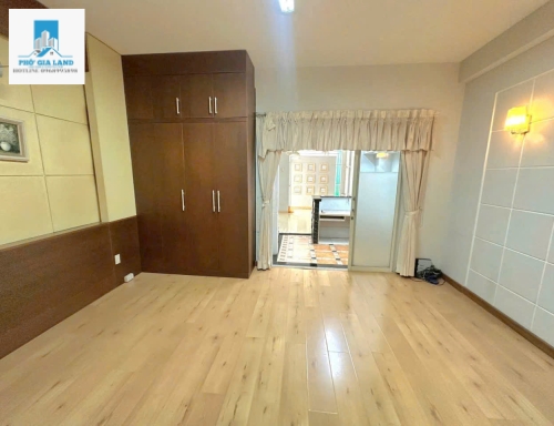 NHÀ TO ĐẸP KHU DÂN CƯ LACASA - XE HƠI ĐẬU TRONG NHÀ . 