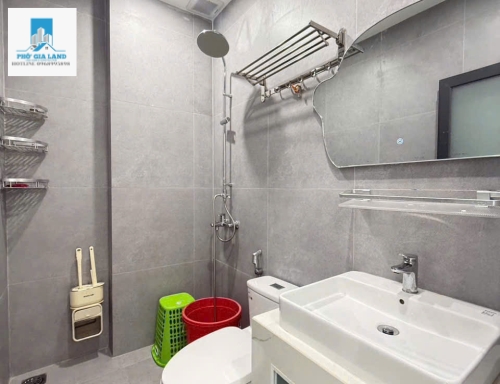 NHÀ 4 TẦNG , SÂN THƯỢNG RỘNG - LÂM VĂN BỀN , QUẬN 7 .