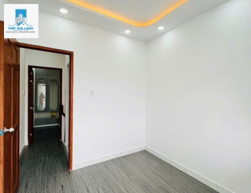 NHÀ 3 TẦNG - HẺM 77 CHUYÊN DÙNG CHÍNH , QUẬN 7 .