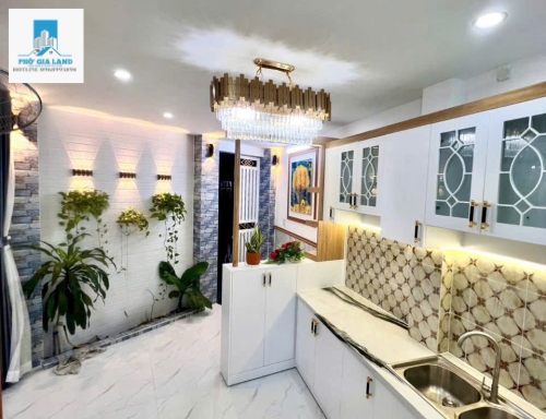 NHÀ MỚI ĐẸP - GÓC 2 MẶT TIỀN - XE HƠI TỚI NHÀ / NHÀ BÈ . 