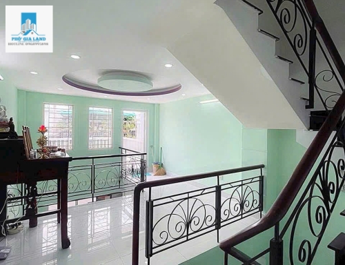 PHÚ THUẬN : NHÀ 3 TẦNG - XE HƠI THÔNG RA CHỢ PHÚ THUẬN - QUẬN 7 . 