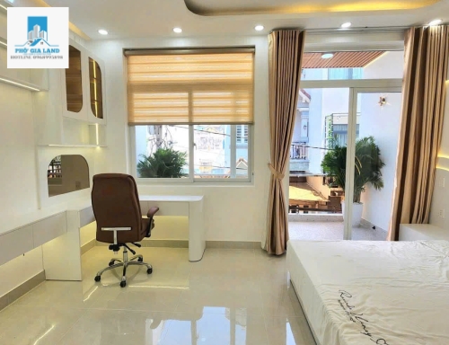 NHÀ PHỐ , XE HƠI ĐẬU TRONG NHÀ - PHÚ THUẬN , QUẬN 7 . 