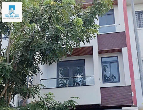 BÁN NHÀ 3 TẦNG NGAY CHỢ - QUẬN 7 . 
