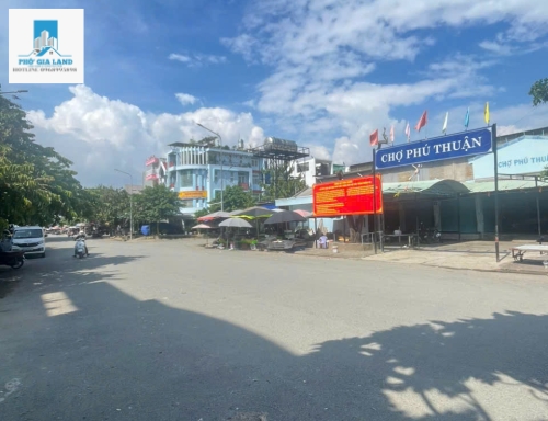 NHÀ 3 TẦNG - NGAY CHỢ - QUẬN 7 .