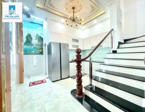 BÁN NHÀ 2 LẦU - HẺM XE HƠI - TRUNG TÂM NHÀ BÈ . 