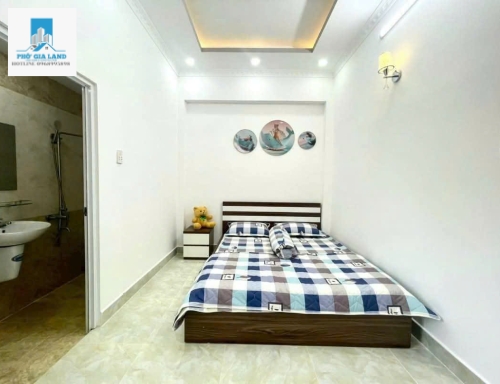 BÁN NHÀ 2 LẦU - HẺM XE HƠI - TRUNG TÂM NHÀ BÈ . 