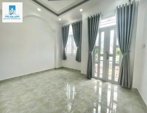 BÁN NHÀ 2 LẦU - HẺM XE HƠI - TRUNG TÂM NHÀ BÈ . 