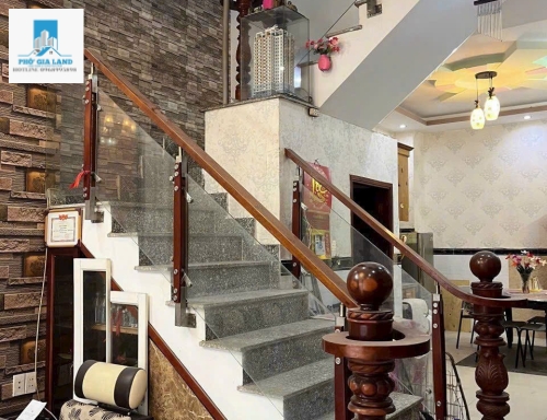 NHÀ GÓC 2 MT HẺM , HUỲNH TẤN PHÁT , QUẬN 7 .