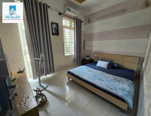 BÁN NHÀ CĂN GỐC 2 MT ĐƯỜNG SỐ TÂN QUY , QUẬN 7 .