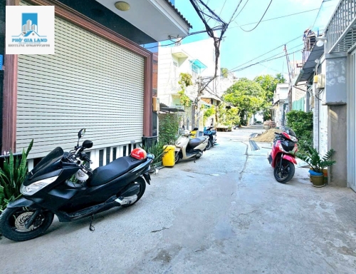 NHÀ BÈ : NHÀ 3 TẦNG - GÓC 2 MẶT TIỀN HẺM XE HƠI .