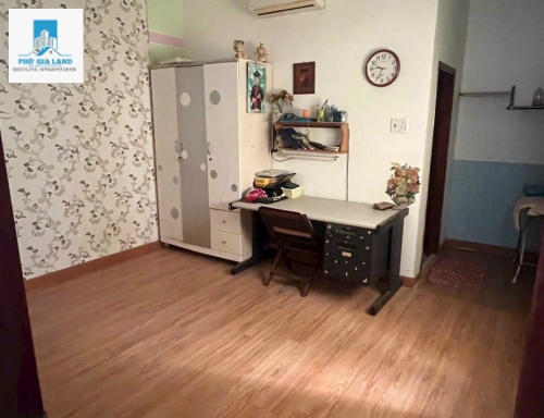 NHÀ GÓC 2 MT HẺM , HUỲNH TẤN PHÁT , QUẬN 7 .