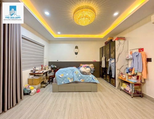 MẶT TIỀN HUỲNH TẤN PHÁT CÁCH 15M - CÓ THANG MÁY - XE HƠI 6M - QUẬN 7 .