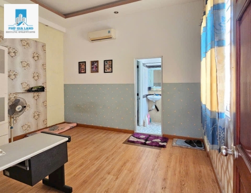 NHÀ BÈ : NHÀ 3 TẦNG - GÓC 2 MẶT TIỀN HẺM XE HƠI .