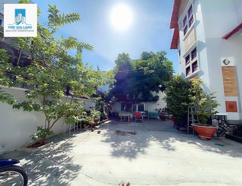 BIỆT THỰ SÂN VƯỜN GIÁ RẺ  - QUẬN 7 .