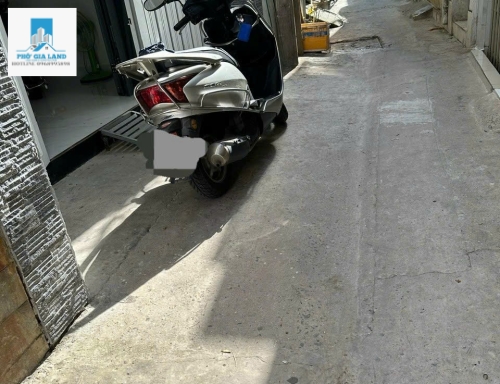 Nhà xây kiên cố: 1 trệt, 2 lầu, phòng khách, 4 phòng ngủ, 3 toilet, giếng trời.