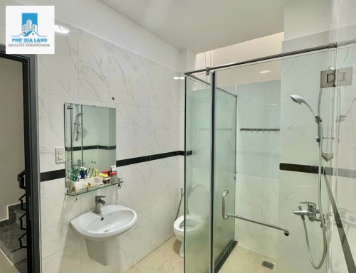 Nhà xây kiên cố: 1 trệt, 2 lầu, phòng khách, 4 phòng ngủ, 3 toilet, giếng trời.