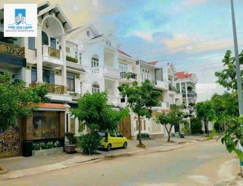 NHÀ SÂN VƯỜN- KDC SAVIMEX P.PHÚ THUẬN QUẬN 7 - GẦN CHỢ PHÚ THUẬN.