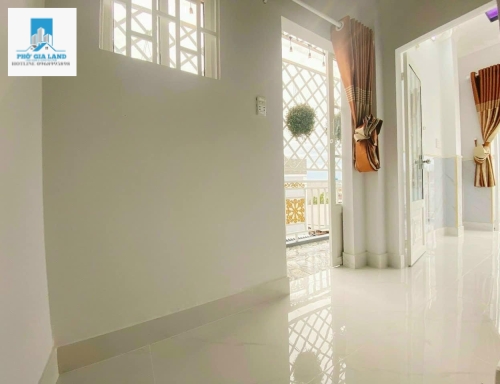 Nhà bán mặt tiền hẽm 1716 . Đường 6 m . Ngang 3 . Luôn ban công 4 m dài 7 m 1 tr 2 lầu 2 phòng ngủ 3 vs 