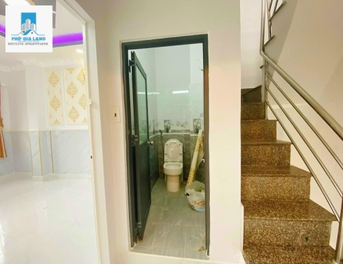 Nhà bán mặt tiền hẽm 1716 . Đường 6 m . Ngang 3 . Luôn ban công 4 m dài 7 m 1 tr 2 lầu 2 phòng ngủ 3 vs 