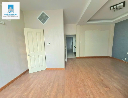  NHÀ 3 LẦU HẺM Ô TÔ 60 LÂM VĂN BỀN, P.TÂN KIỂNG
