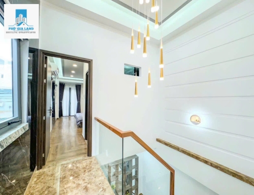 NHÀ MỚI ĐẸP - GÓC 2 MẶT TIỀN HẺM XE HƠI - P. PHÚ THUẬN - QUẬN 7 .                