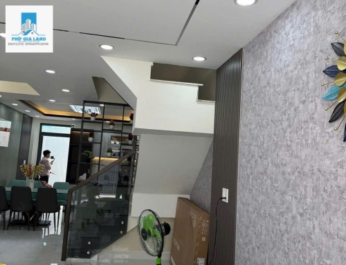 NHÀ 3 TẦNG - HẺM XE HƠI - PHƯỜNG PHÚ THUẬN - QUẬN 7 .