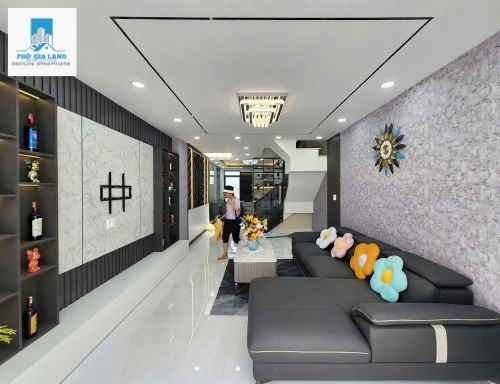 NHÀ 3 TẦNG - HẺM XE HƠI - PHƯỜNG PHÚ THUẬN - QUẬN 7 .