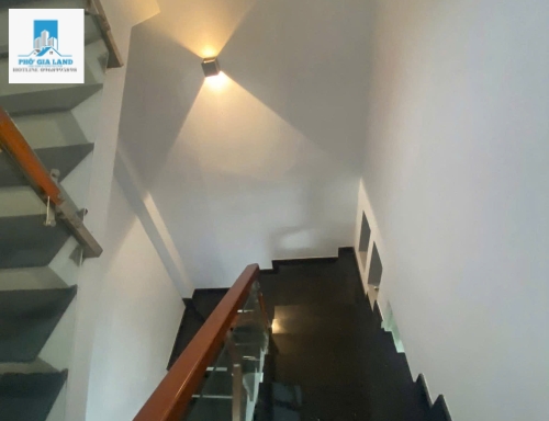 NHÀ PHỐ 3 TẦNG - LIỀN KỀ QUẬN 1 ,Q4 .