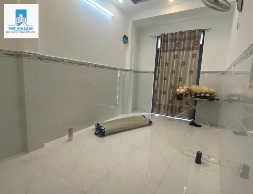 NHÀ PHỐ 3 TẦNG - LIỀN KỀ QUẬN 1 ,Q4 .