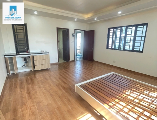 Phòng tầm 35m2 , có ban công quanh nhà