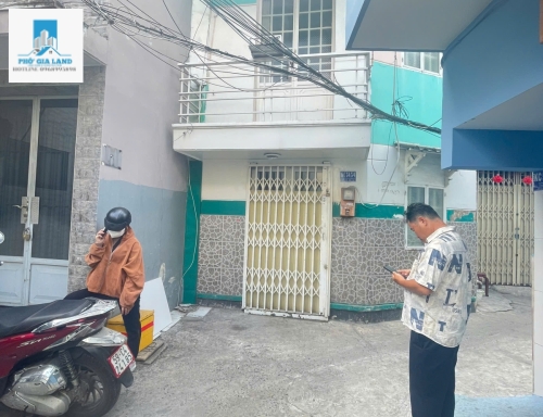 NHÀ NHỎ  SỔ HỒNG RIÊNG - HẺM TRƯỚC NHÀ 4 mét - CÁCH MẶT TIỀN ĐƯỜNG HUỲNH TẤN PHÁT VÀO 70m . GẦN KCX TÂN THUẬN Q7 .