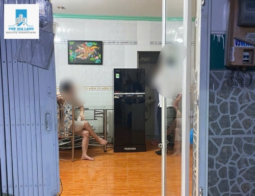 NHÀ NHỎ  SỔ HỒNG RIÊNG - HẺM TRƯỚC NHÀ 4 mét - CÁCH MẶT TIỀN ĐƯỜNG HUỲNH TẤN PHÁT VÀO 70m . GẦN KCX TÂN THUẬN Q7 .