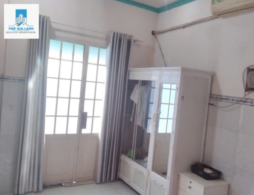 NHÀ NHỎ  SỔ HỒNG RIÊNG - HẺM TRƯỚC NHÀ 4 mét - CÁCH MẶT TIỀN ĐƯỜNG HUỲNH TẤN PHÁT VÀO 70m . GẦN KCX TÂN THUẬN Q7 .