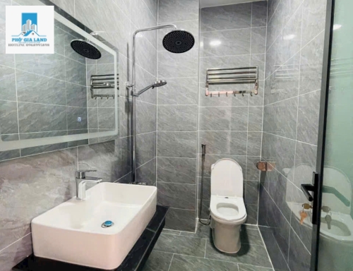 - Nhà đường Huỳnh Thị Đồng ( 1979 cũ ). TT Nhà Bè. Đường trước nhà 6m. Xe hơi vô nhà