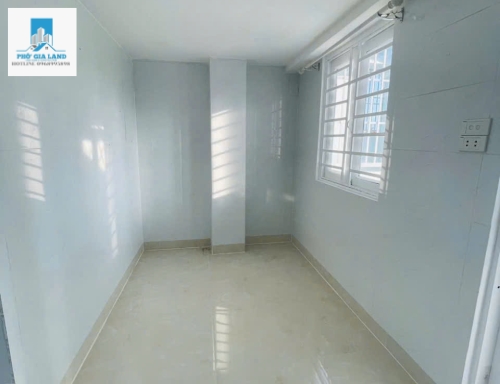 - Nhà đường Huỳnh Thị Đồng ( 1979 cũ ). TT Nhà Bè. Đường trước nhà 6m. Xe hơi vô nhà