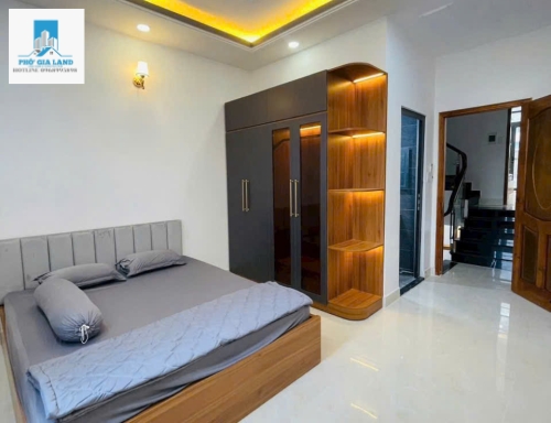 - Nhà đường Huỳnh Thị Đồng ( 1979 cũ ). TT Nhà Bè. Đường trước nhà 6m. Xe hơi vô nhà