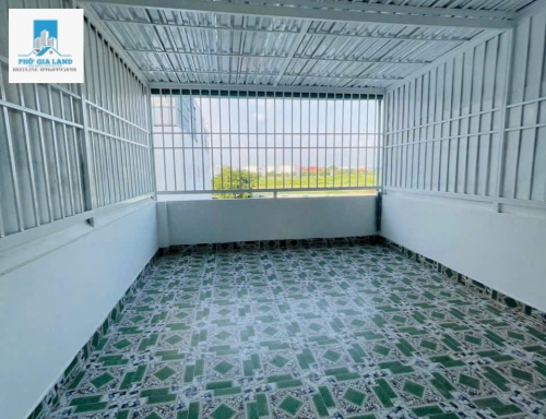 - Nhà đường Huỳnh Thị Đồng ( 1979 cũ ). TT Nhà Bè. Đường trước nhà 6m. Xe hơi vô nhà