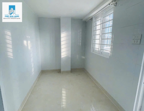 - Nhà đường Huỳnh Thị Đồng ( 1979 cũ ). TT Nhà Bè. Đường trước nhà 6m. Xe hơi vô nhà