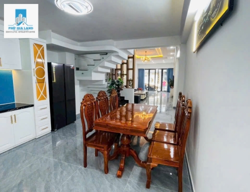 - Nhà đường Huỳnh Thị Đồng ( 1979 cũ ). TT Nhà Bè. Đường trước nhà 6m. Xe hơi vô nhà