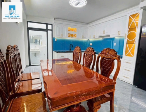 - Nhà đường Huỳnh Thị Đồng ( 1979 cũ ). TT Nhà Bè. Đường trước nhà 6m. Xe hơi vô nhà