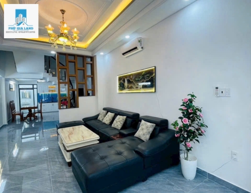 - Nhà đường Huỳnh Thị Đồng ( 1979 cũ ). TT Nhà Bè. Đường trước nhà 6m. Xe hơi vô nhà