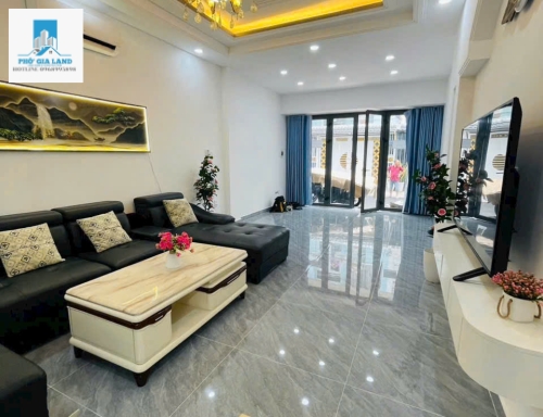 - Nhà đường Huỳnh Thị Đồng ( 1979 cũ ). TT Nhà Bè. Đường trước nhà 6m. Xe hơi vô nhà